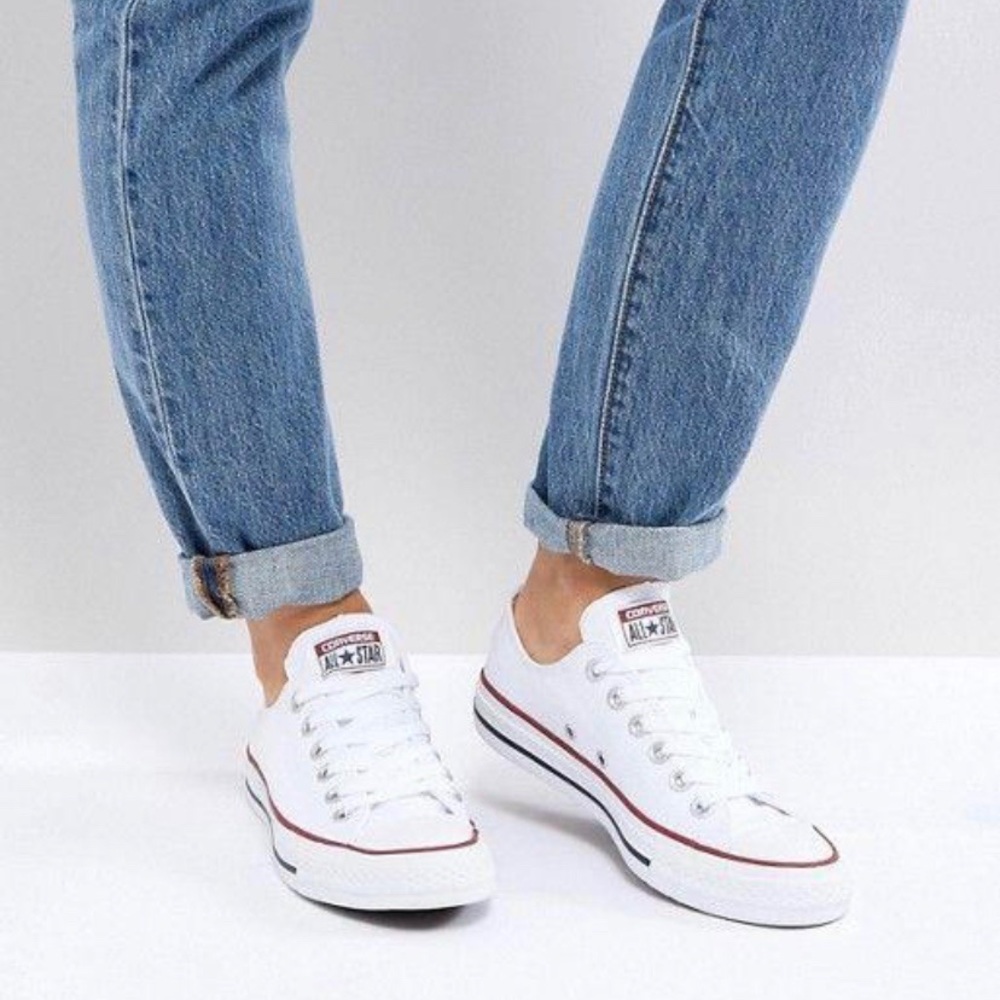 Low top white converse!!🤍🤍 Brand new!